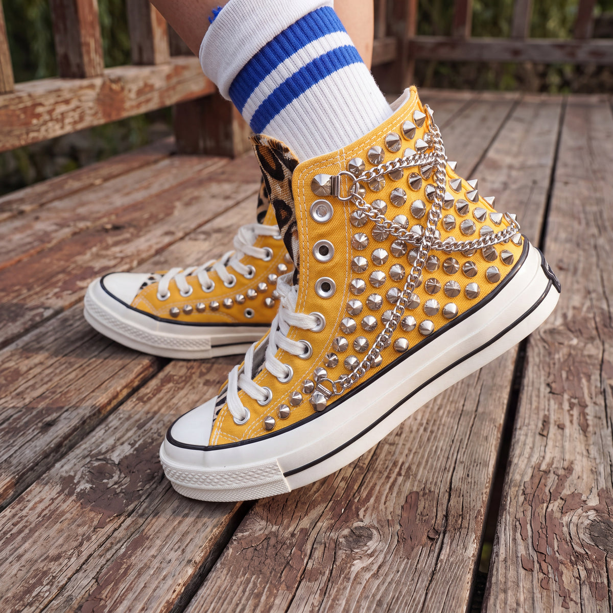 Gelbe Leopard-Print High-Top-Sneaker mit Nieten und Silberketten – Punk Rock Custom Leinenschuhe