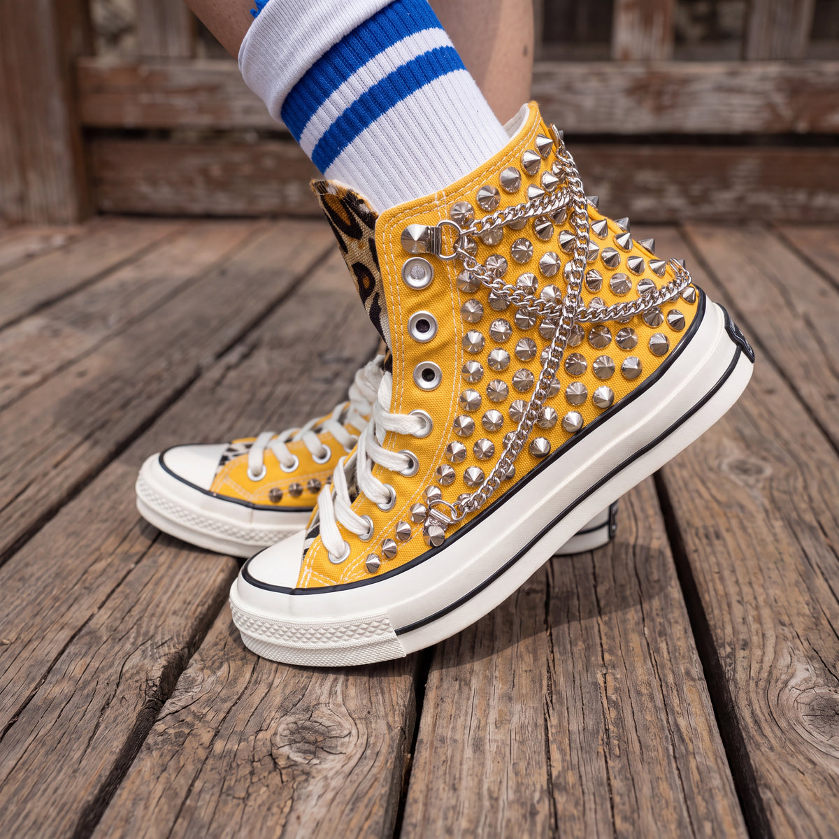 Gelbe Leopard-Print High-Top-Sneaker mit Nieten und Silberketten – Punk Rock Custom Leinenschuhe