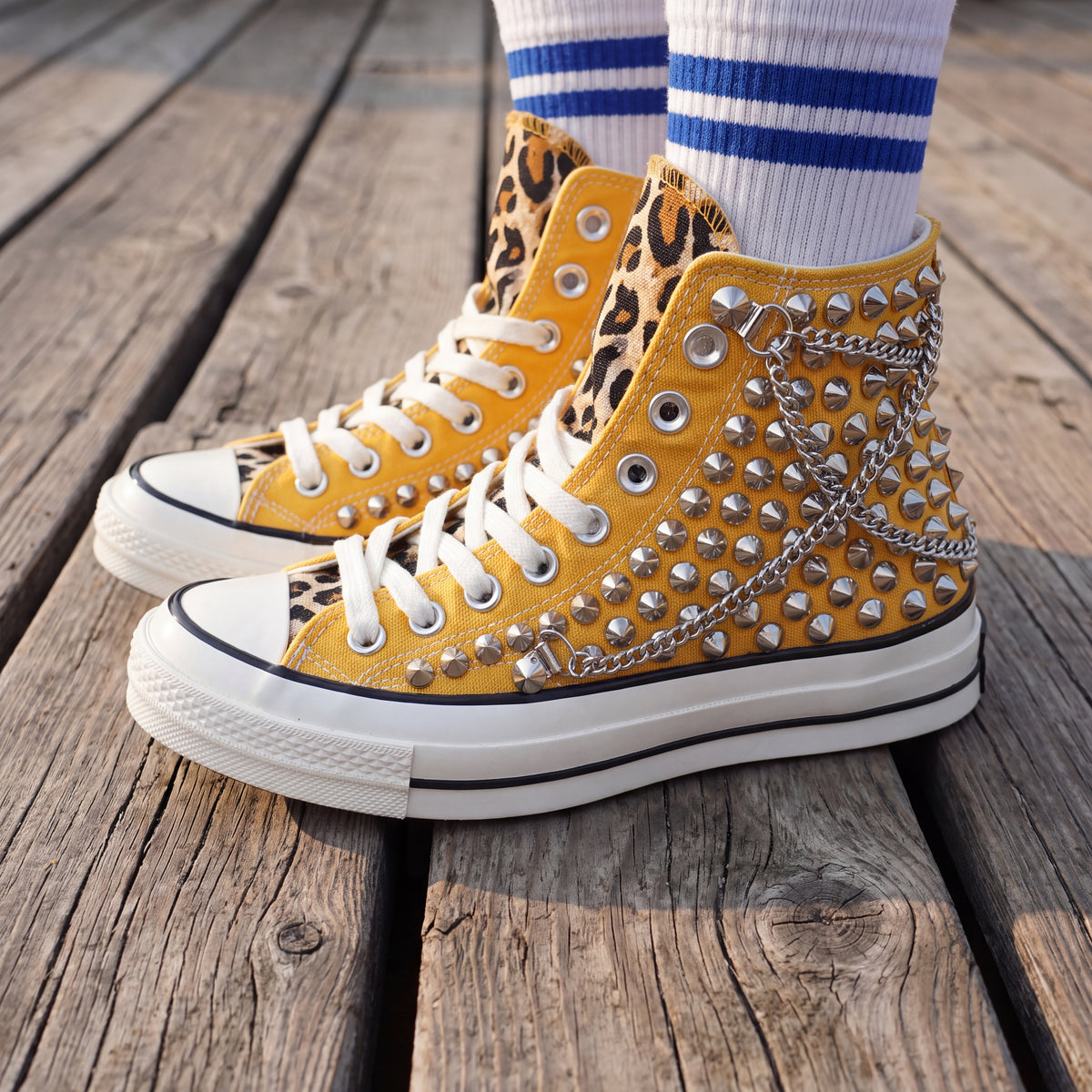 Gelbe Leopard-Print High-Top-Sneaker mit Nieten und Silberketten – Punk Rock Custom Leinenschuhe