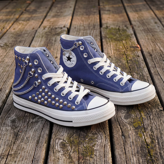 Blaue High-Top-Sneaker mit Nieten, Silberketten und Sternnieten – Punk Rock Custom Leinenschuhe